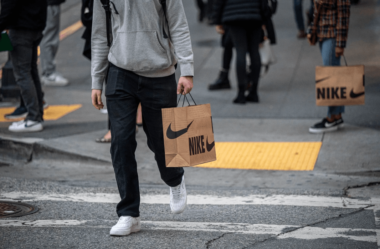 As ações da Nike caíram 75% desde a sua máxima histórica: é hora de comprar?