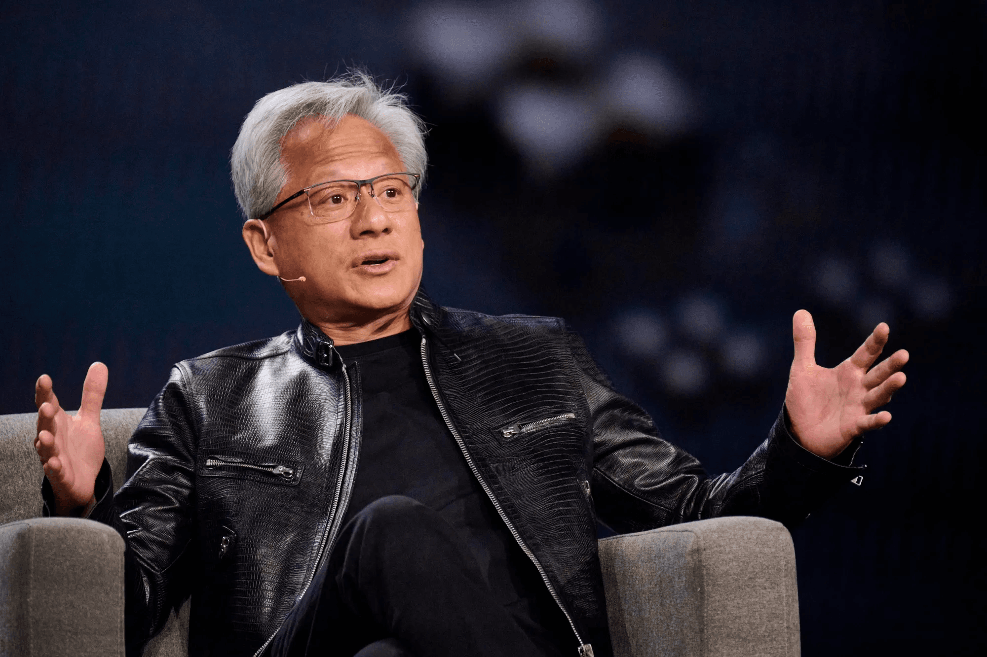 黃仁勳是誰?Nvidia CEO 身價、傳記與 2026 年 NVDA 股票分析。現在買入 NVDA 股票是好時機嗎?